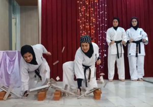 اجرای نمایشی ورزشی توسط دختران کاراته‌کا کمیجان