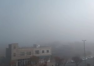 مه غلیظ صبحگاهی کمیجان را در چهارم دی ۱۴۰۴ فرا گرفت