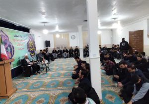 نشست جوانان با امام جمعه و فرماندار شهرستان