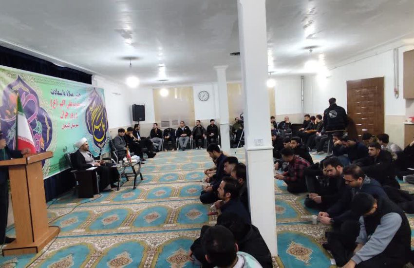 نشست جوانان با امام جمعه و فرماندار شهرستان